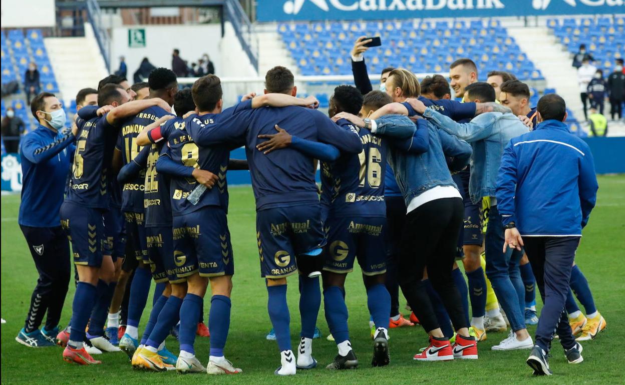 Los jugadores del UCAM celebrando su clasificación para el 'playoff' de ascenso a Segunda.