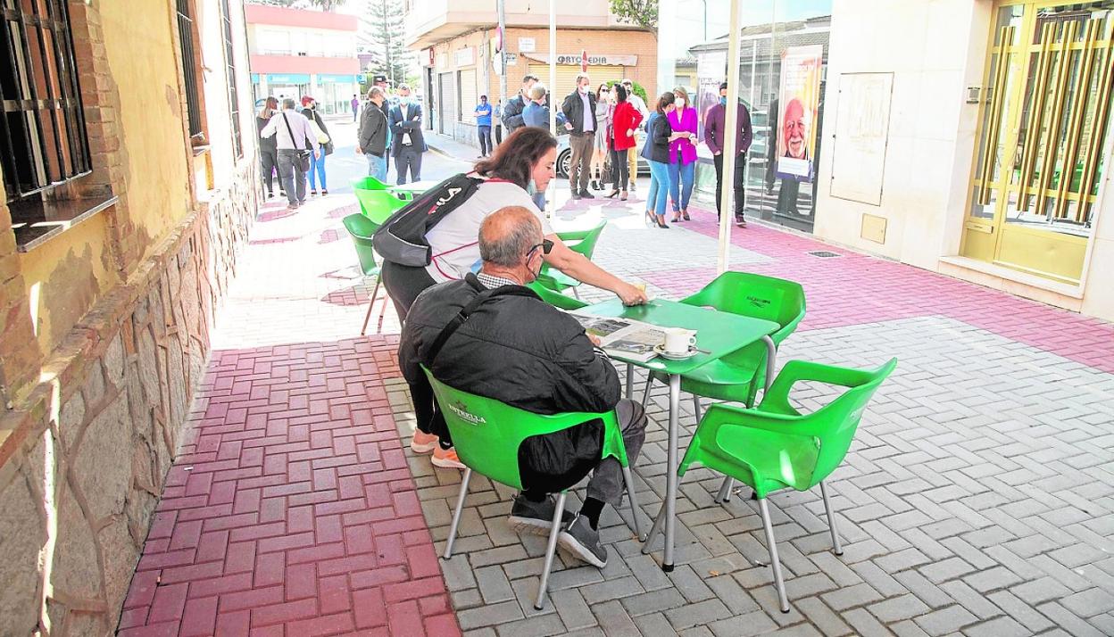 Imagen de la terraza de un bar de la calle Juan de Grijalba, con la obra recién concluida. 