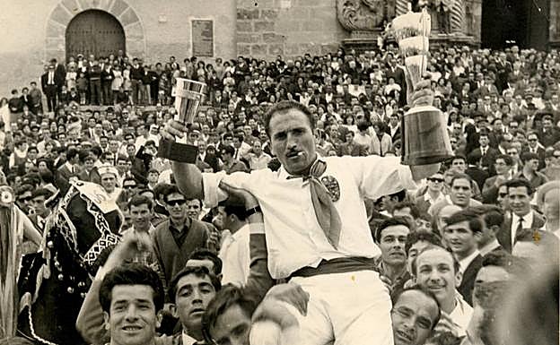 Antonio López Espallardo, conocido como 'el Arturo', marcó una época en Los Caballos del Vino; en la imagen muestra los trofeos logrados en una mañana del 2 de mayo en los años sesenta. 
