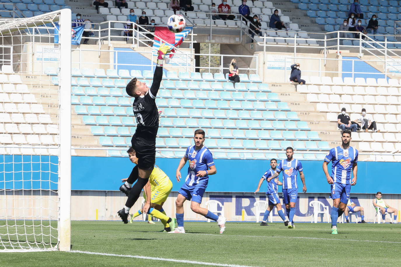 Fotos: Justo reparto de puntos para el Lorca en un partido de trámite