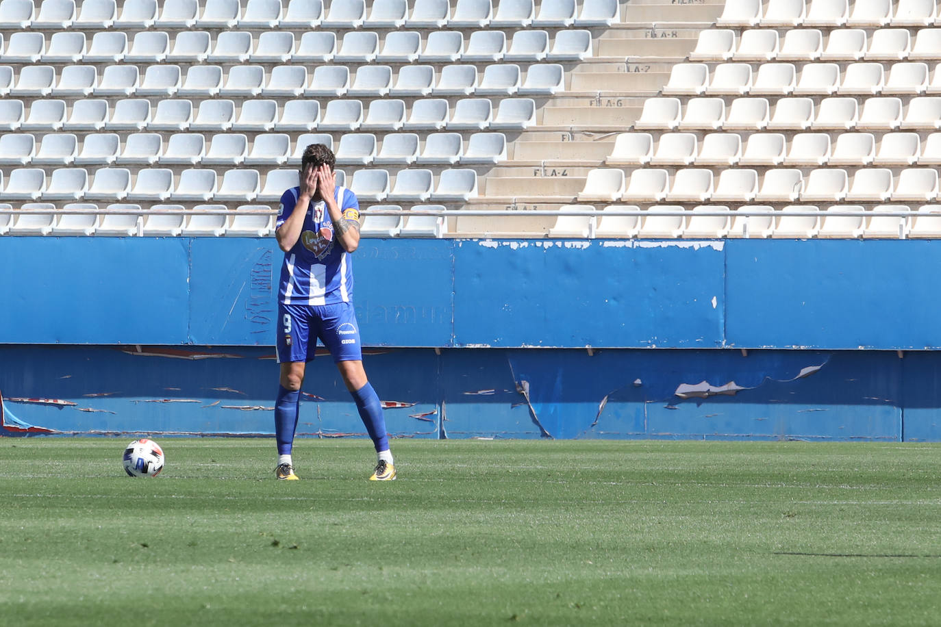 Fotos: Justo reparto de puntos para el Lorca en un partido de trámite