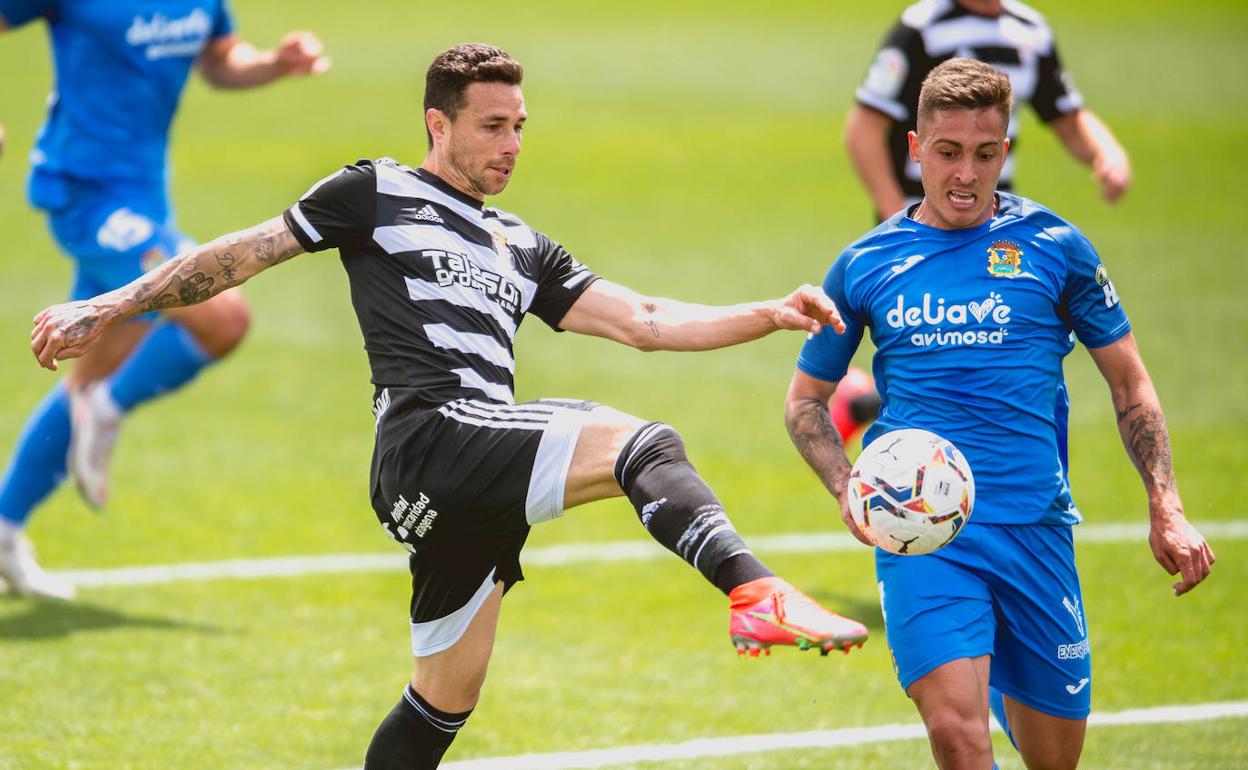 Rubén Castro golpea el balón durante el encuentro ante el Fuenlabrada, este domingo.