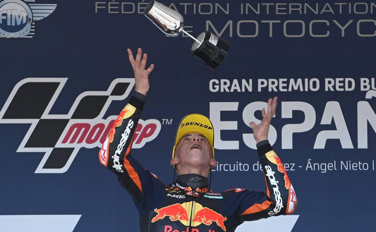 Pedro Acosta celebra con el trofeo su victoria en Jerez este domingo.
