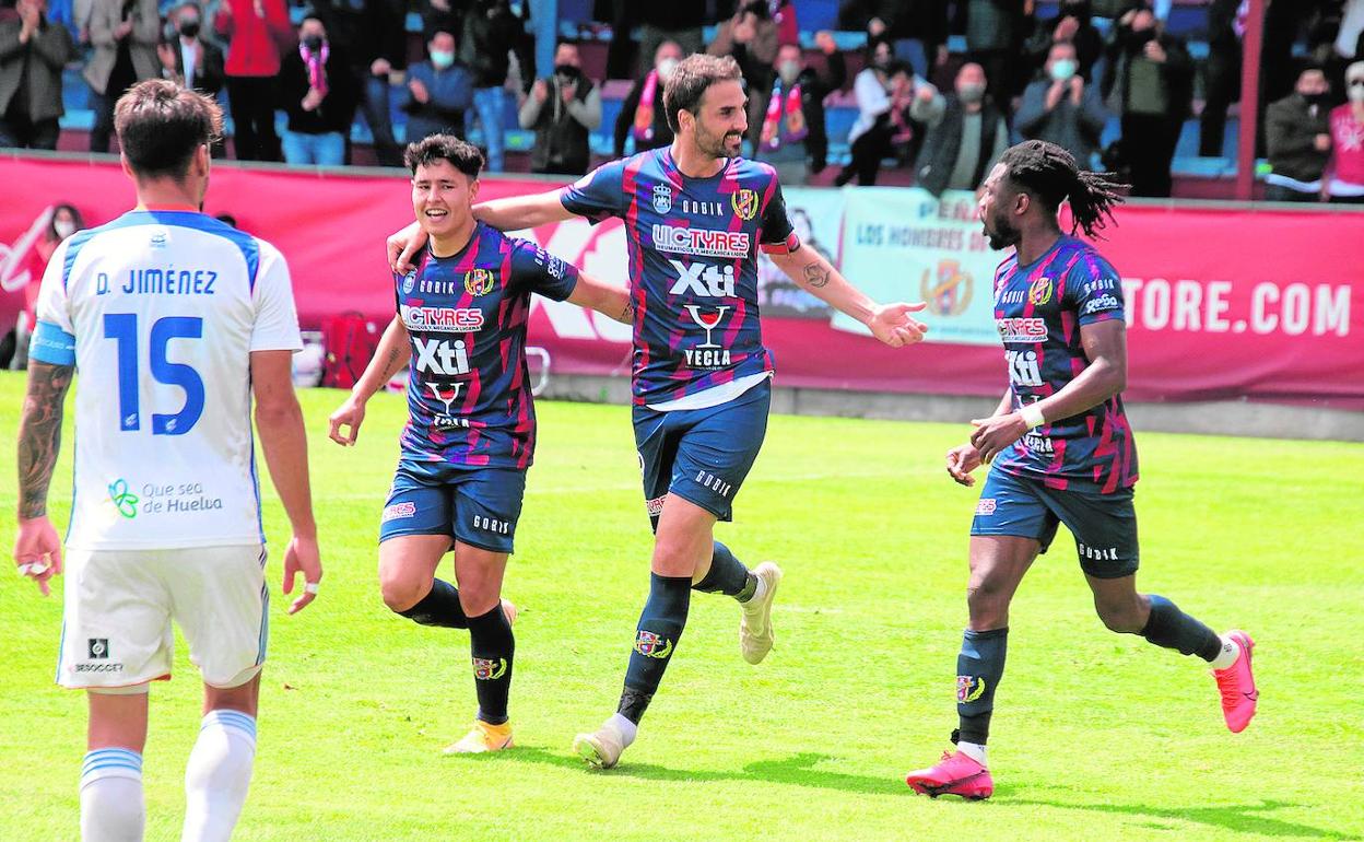 Marcos, Iker Torre y Karim celebran el segundo gol del Yeclano, el que dio el triunfo a los azulgranas frente al Recreativo. 