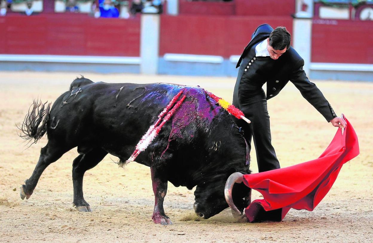 El lorquino Paco Ureña torea de muleta, ayer en Las Ventas. 