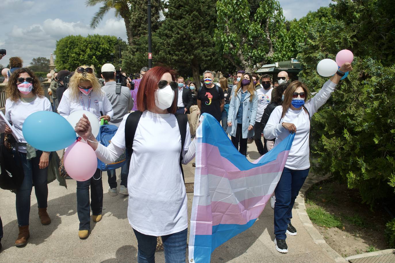 Fotos: La bandera tricolor llega a Murcia como símbolo de lucha de los derechos trans