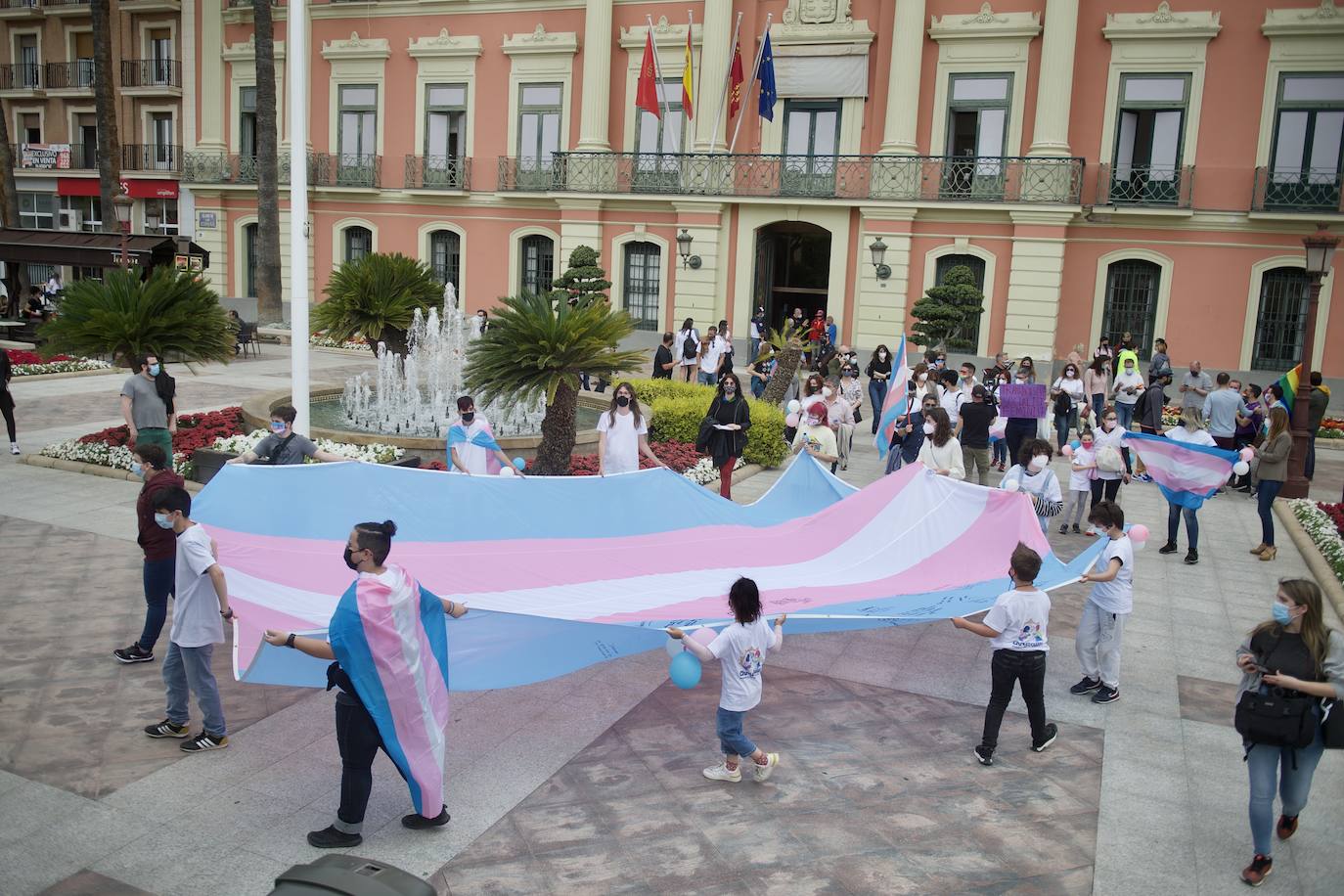 Fotos: La bandera tricolor llega a Murcia como símbolo de lucha de los derechos trans