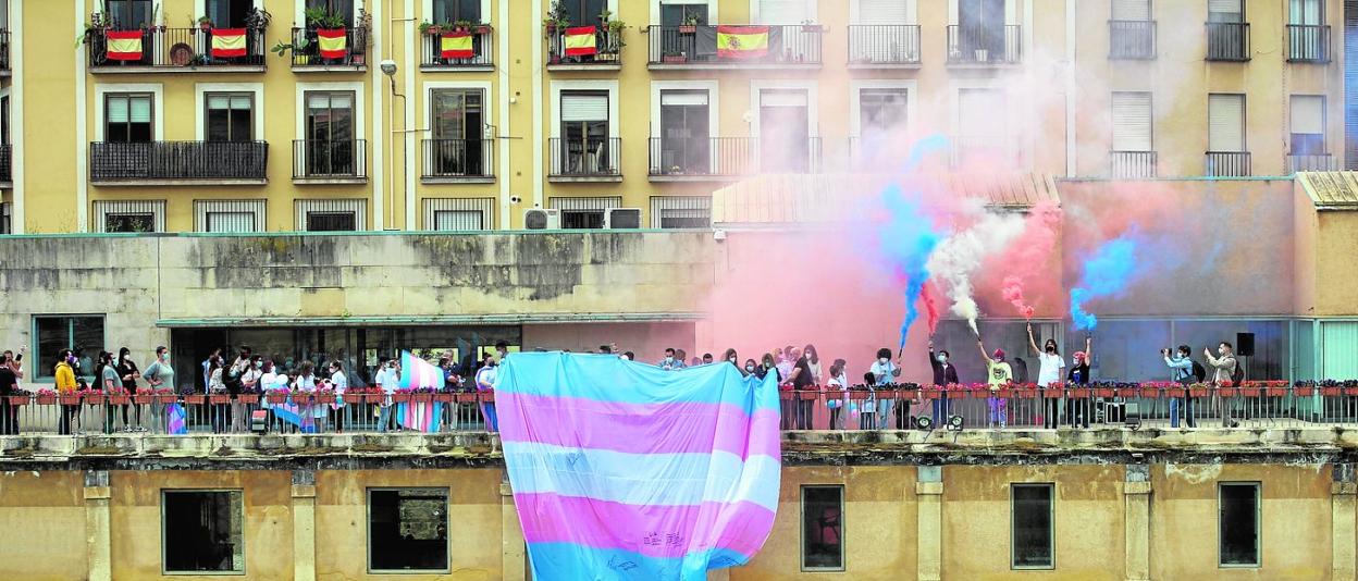 Los Molinos del Río fue uno de los puntos de parada de la campaña en favor de los derechos de los trans que recorre España. 