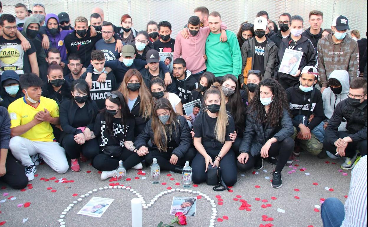 Alrededor de 300 personas asiste al homenaje de Kevin.