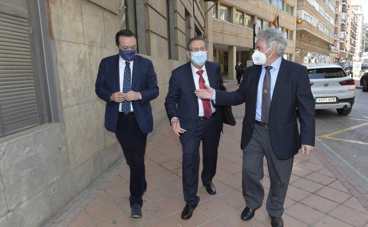 José María Albarracín, Joan Amorós y Ángel Martínez, dirigiéndose a la reunión con López Miras. 