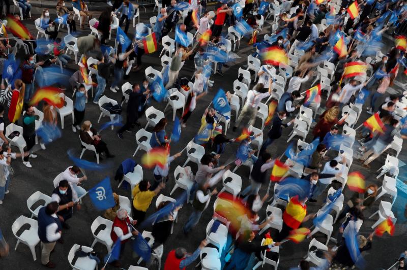 Tensa espera en la sede de Génova minutos antes de comenzar el recuento electoral.