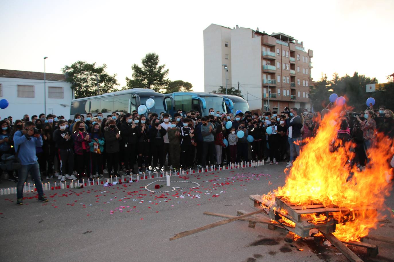 Fotos: Concentración en Jumilla de los amigos de Kevin para rendirle homenaje