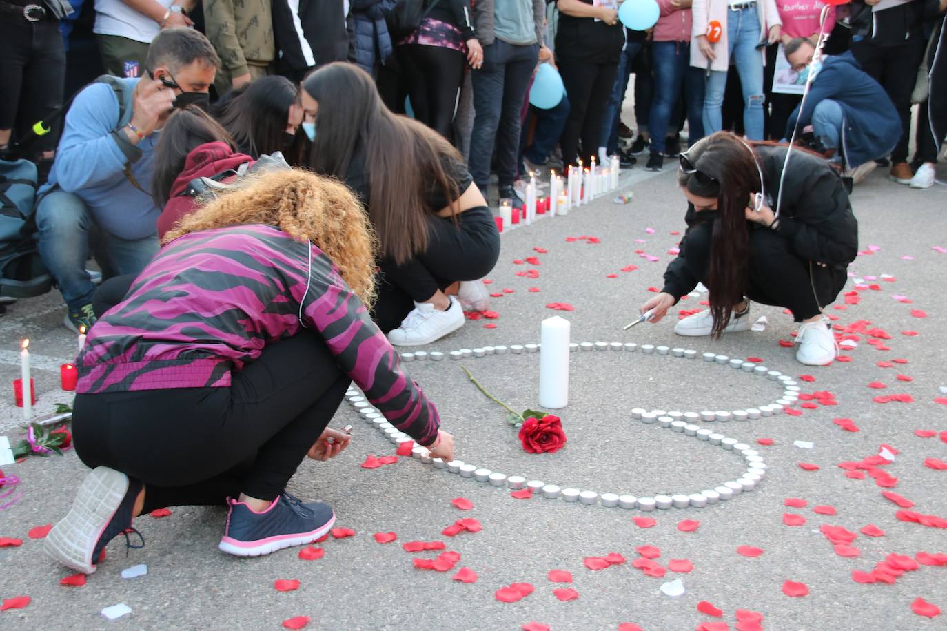 Fotos: Concentración en Jumilla de los amigos de Kevin para rendirle homenaje