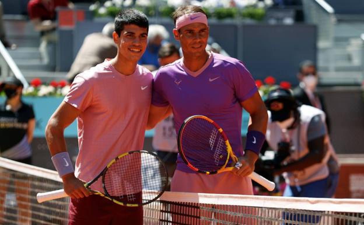 Carlos Alcaraz y Rafa Nadal posan ante las cámaras antes del inicio del partido.