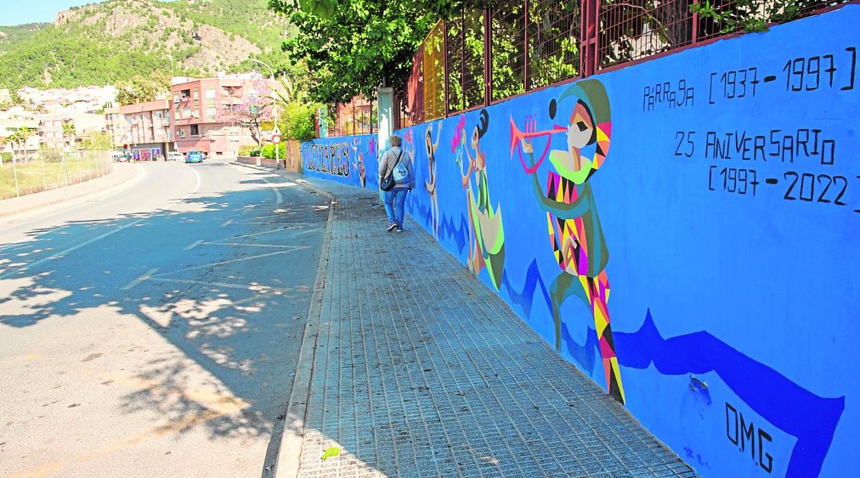 El grafiti dedicado al pintor murciano José María Párraga se encuentra ubicado en uno de los muros exteriores de la escuela infantil San Roque de Algezares. 