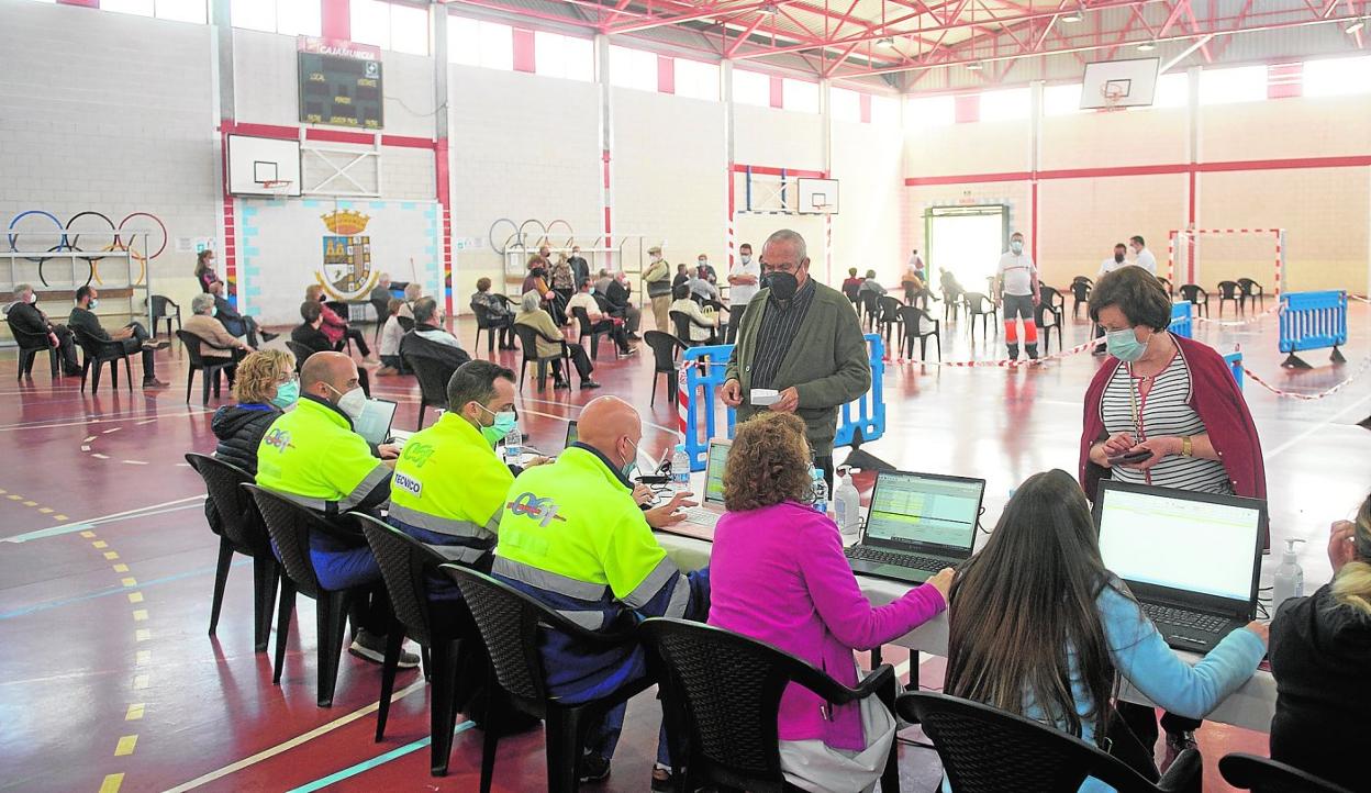 Vacunación masiva, ayer, en el colegio Miguel Hernández, en Jumilla. 