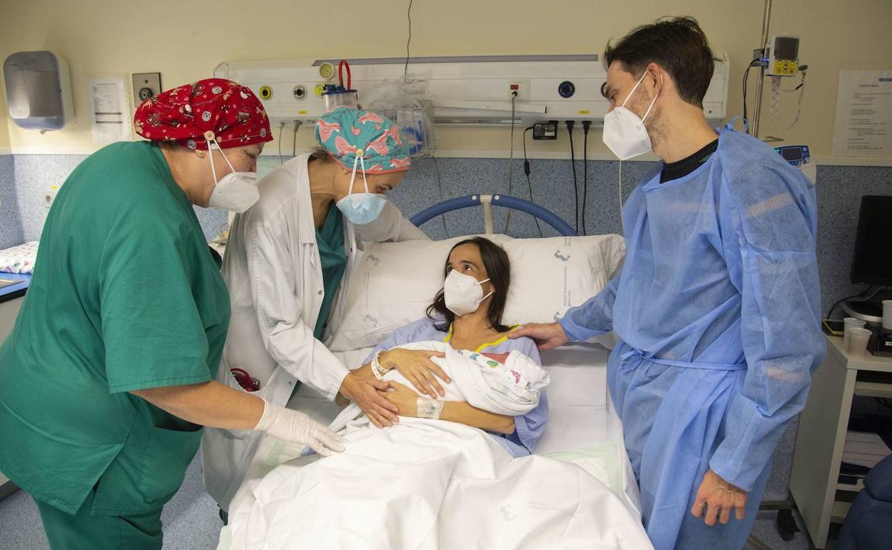 La familia de un recién nacido con las matronas que asistieron el parto, en una imagen de archivo.