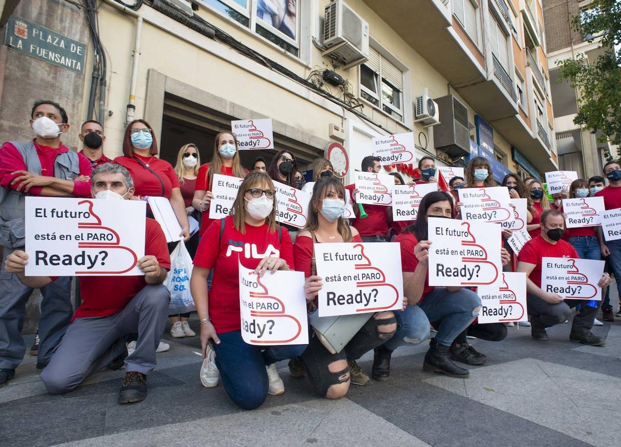 Decenas de trabajadores de la contrata de Vodafone Icono Enterprise protestan frente a la tienda de la Gran Vía de Murcia. 