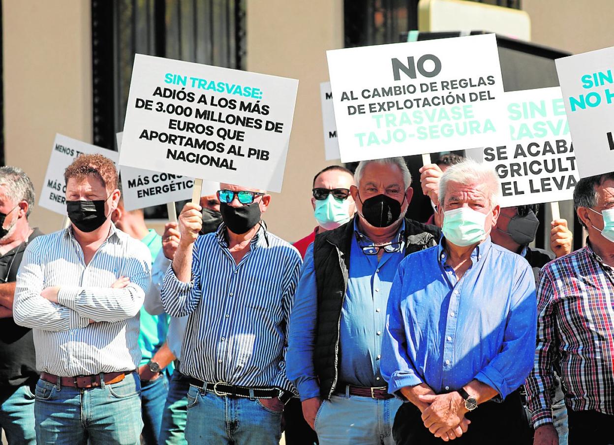 Los regantes protestaron ayer ante la Delegación del Gobierno de Murcia. 