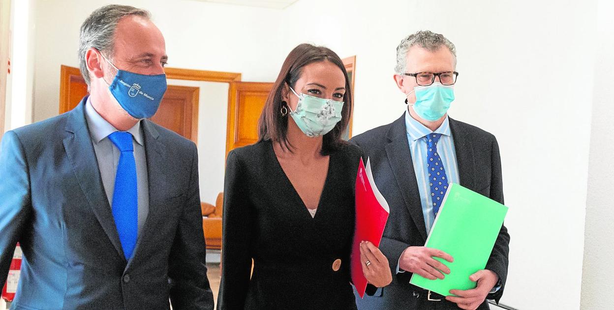 Los consejeros Javier Celdrán, Valle Miguélez y Juan José Pedreño, ayer, tras la reunión del Consejo de Gobierno. 