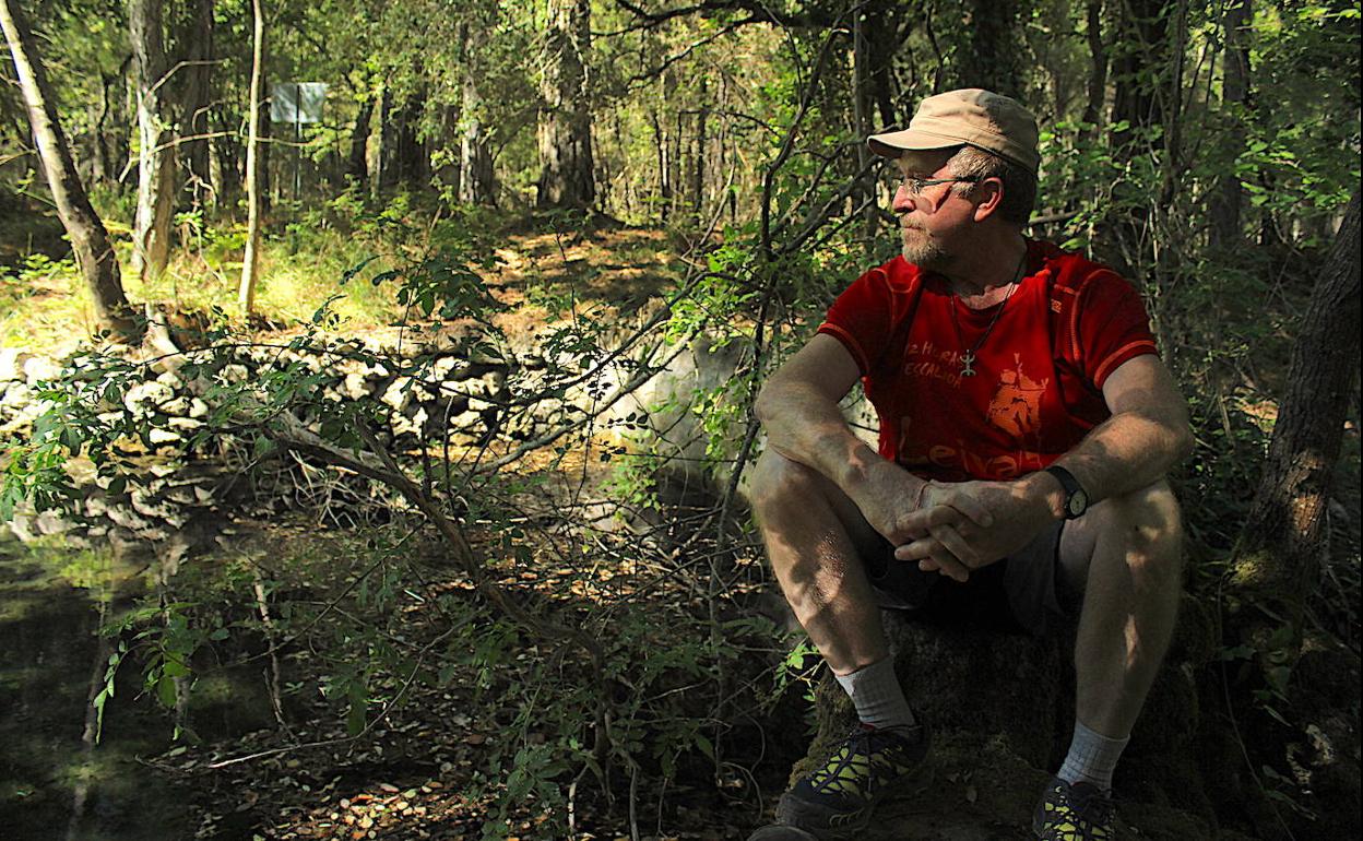 Ángel Ortiz, en un bosque de ribera del curso alto del río Segura.