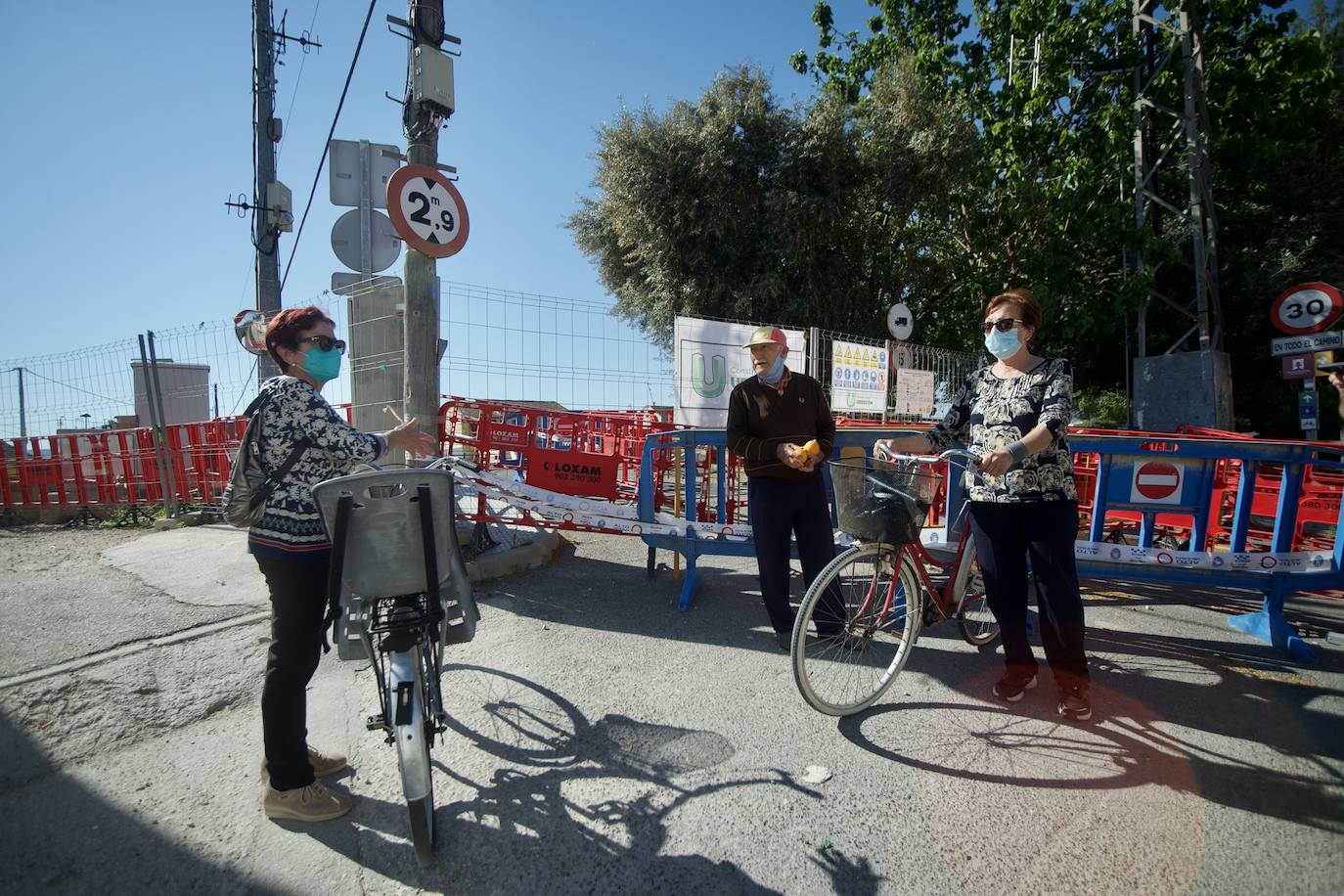 Fotos: Media hora de caminata para comprar la cena o las pastillas