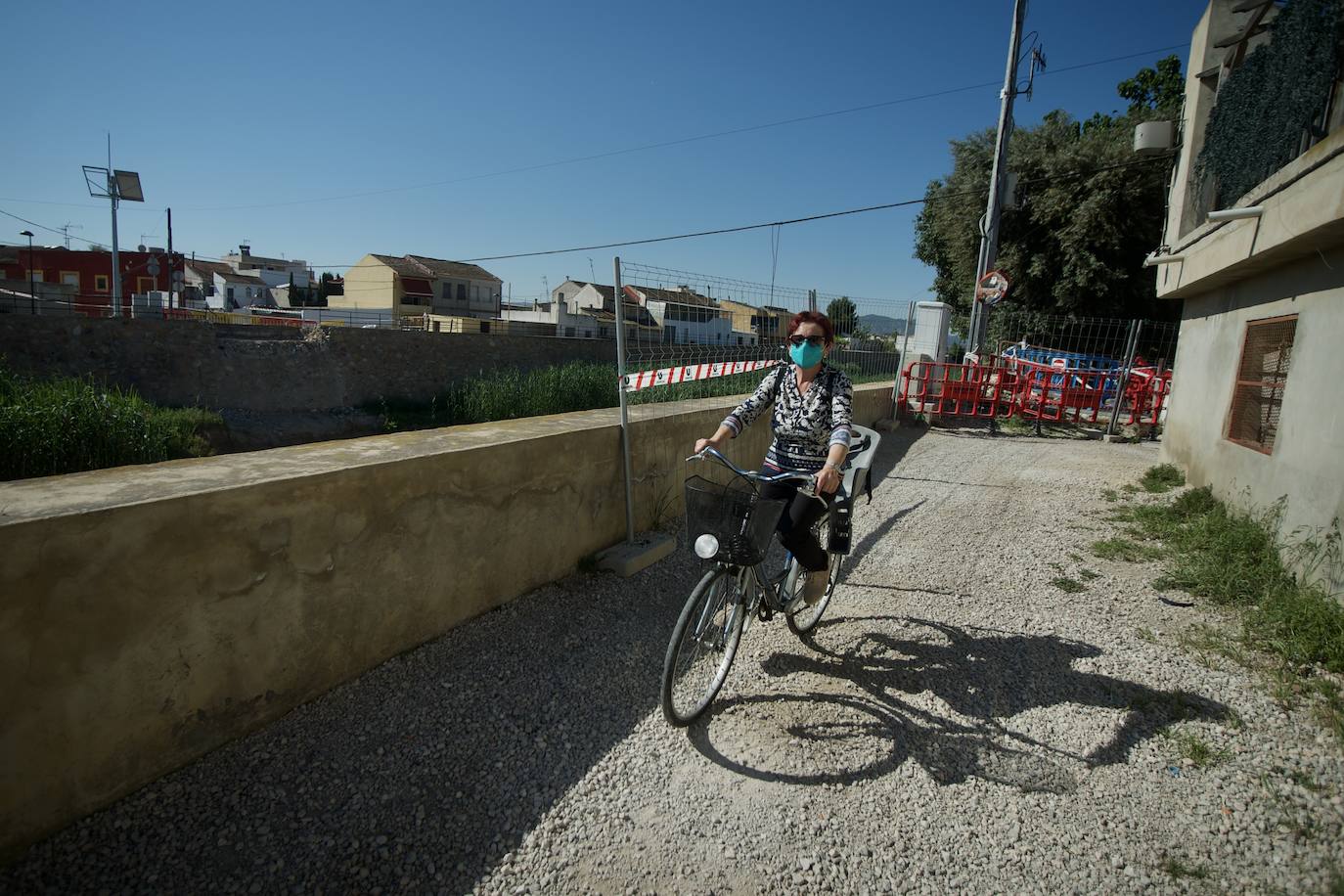 Fotos: Media hora de caminata para comprar la cena o las pastillas