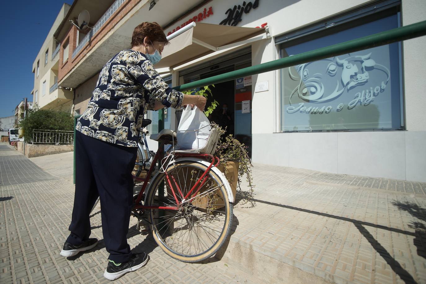Fotos: Media hora de caminata para comprar la cena o las pastillas