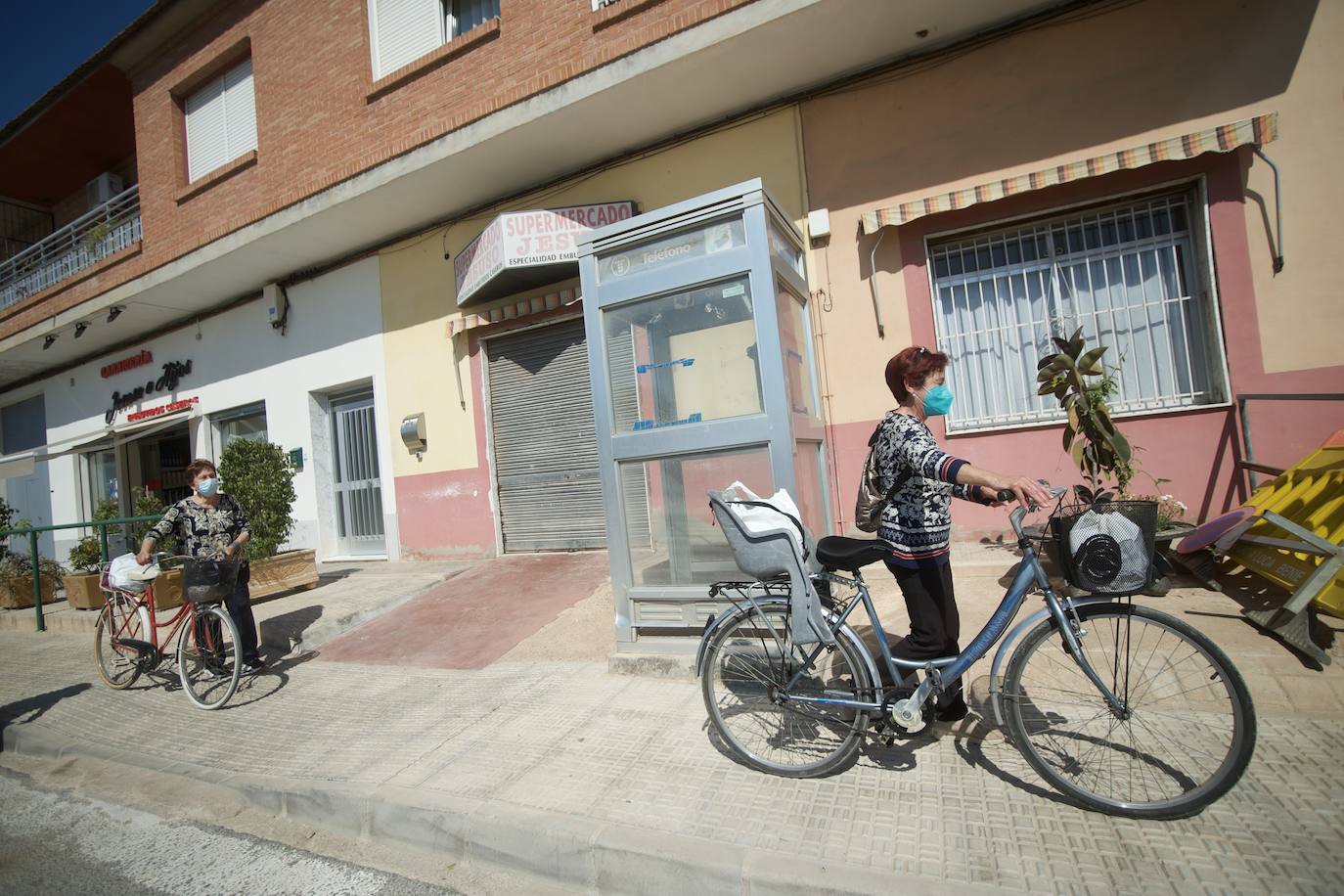 Fotos: Media hora de caminata para comprar la cena o las pastillas