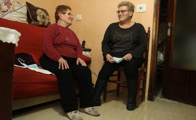 Pendiente del cierre de su expediente. Beatriz García (d), junto a su madre en la casa de ésta, sigue bajo la amenaza de embargo.