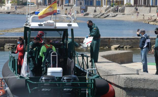 Efectivos de Salvamento Marítimo y la Guardia Civil, con restos de la aeronave siniestrada este sábado. 