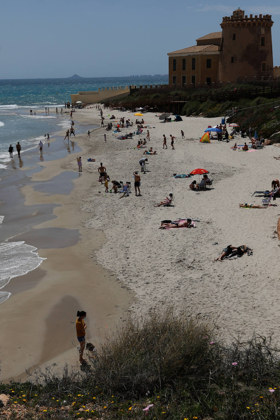 Fotos: Miles de ciudadanos de la Región pasan el día en la playa de Torre de la Horadada