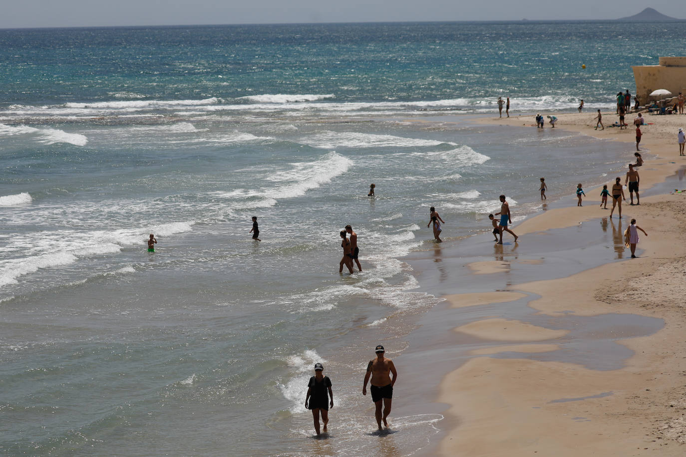 Fotos: Miles de ciudadanos de la Región pasan el día en la playa de Torre de la Horadada