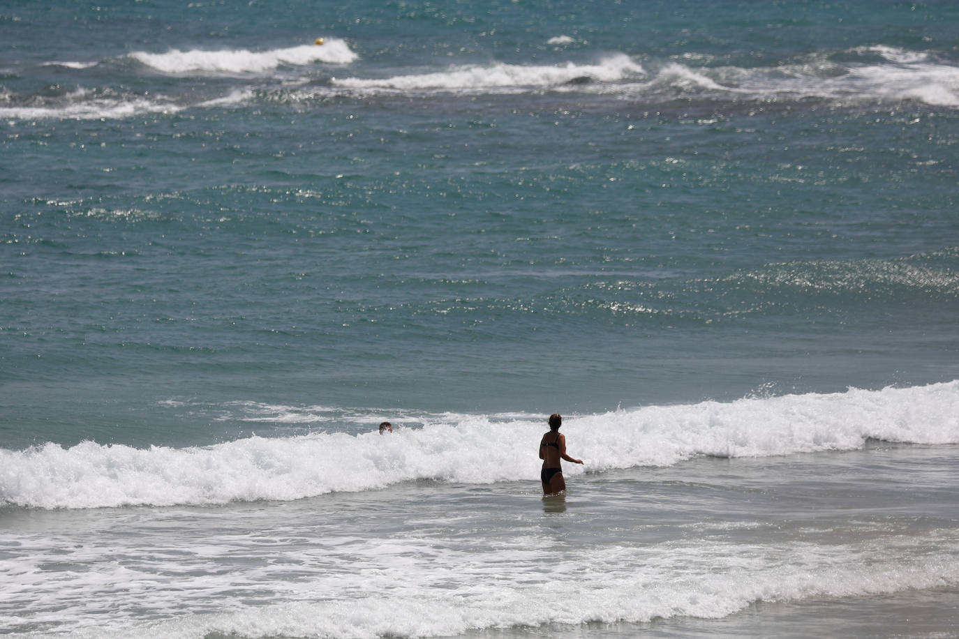 Fotos: Miles de ciudadanos de la Región pasan el día en la playa de Torre de la Horadada