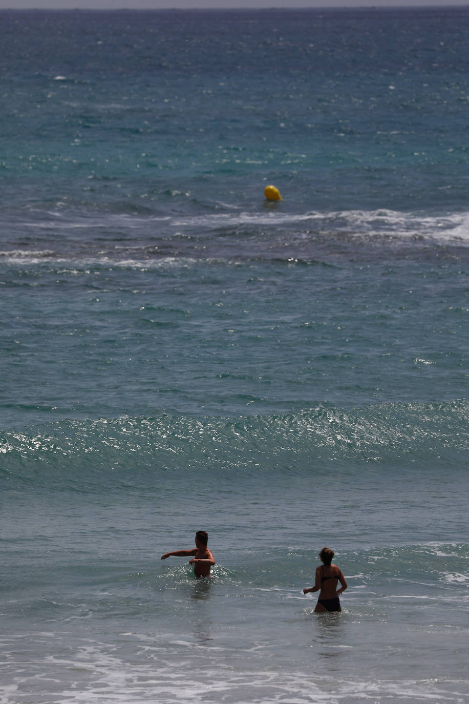 Fotos: Miles de ciudadanos de la Región pasan el día en la playa de Torre de la Horadada