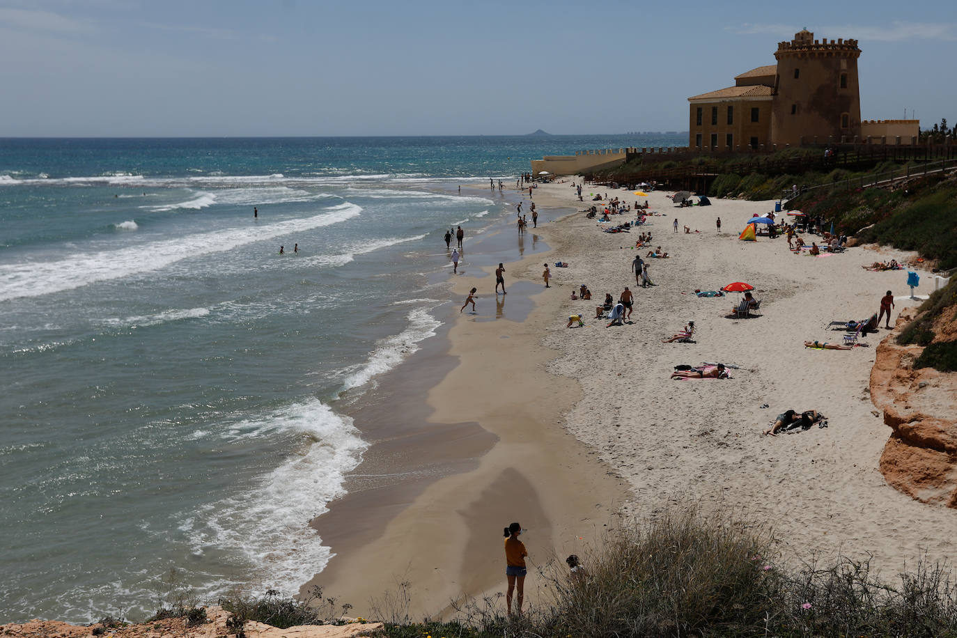 Fotos: Miles de ciudadanos de la Región pasan el día en la playa de Torre de la Horadada