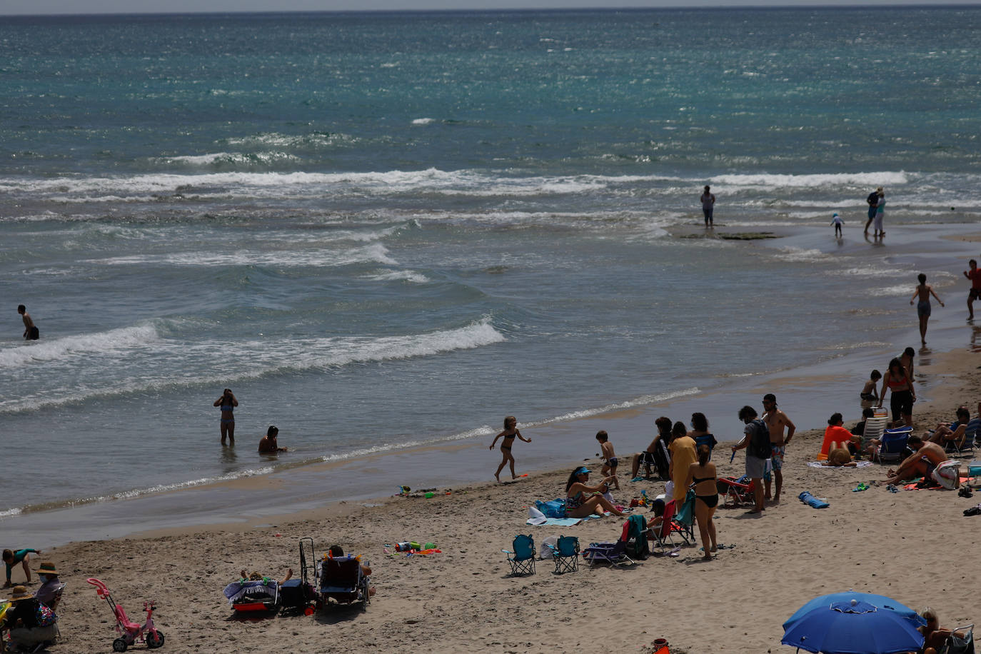 Fotos: Miles de ciudadanos de la Región pasan el día en la playa de Torre de la Horadada