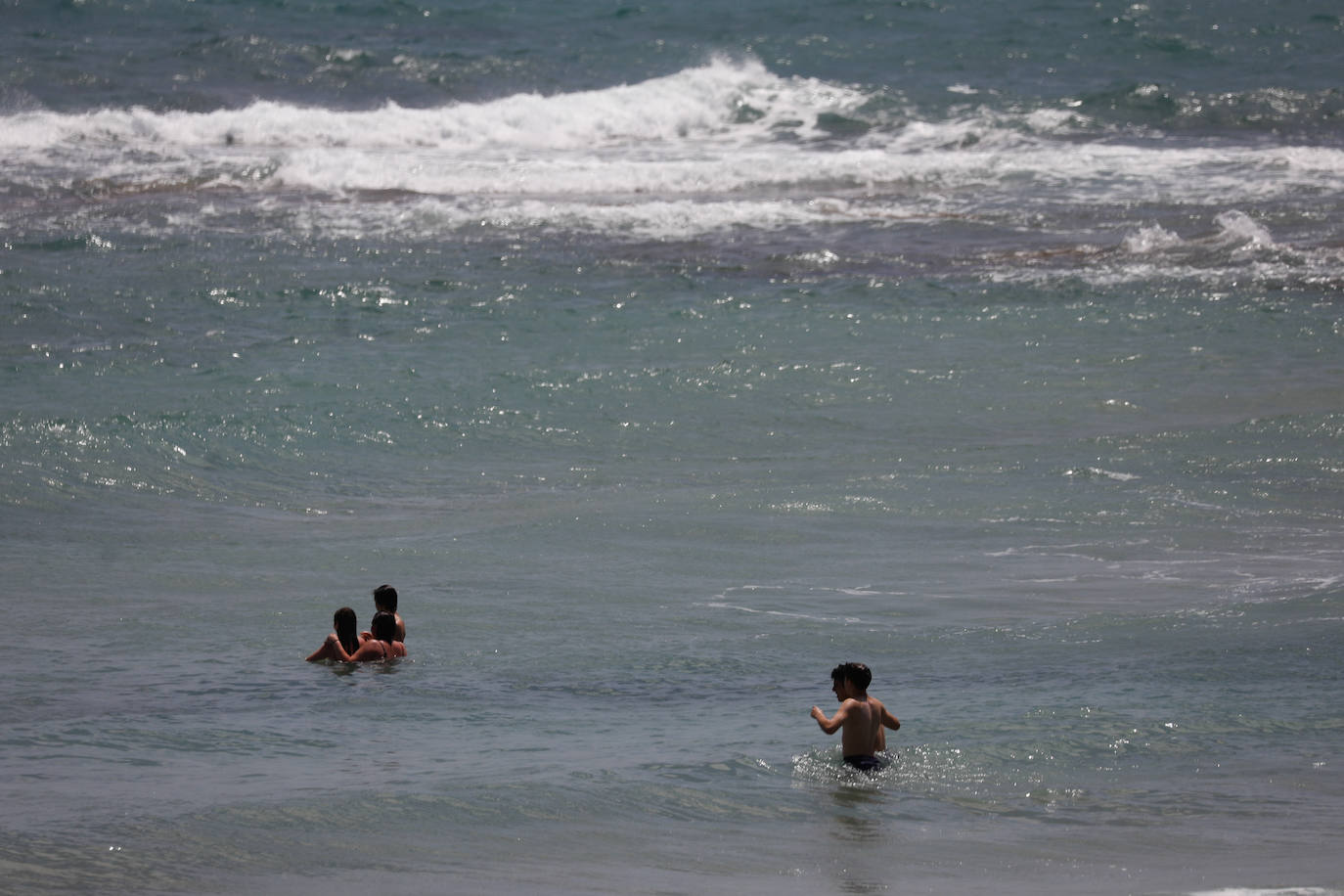 Fotos: Miles de ciudadanos de la Región pasan el día en la playa de Torre de la Horadada