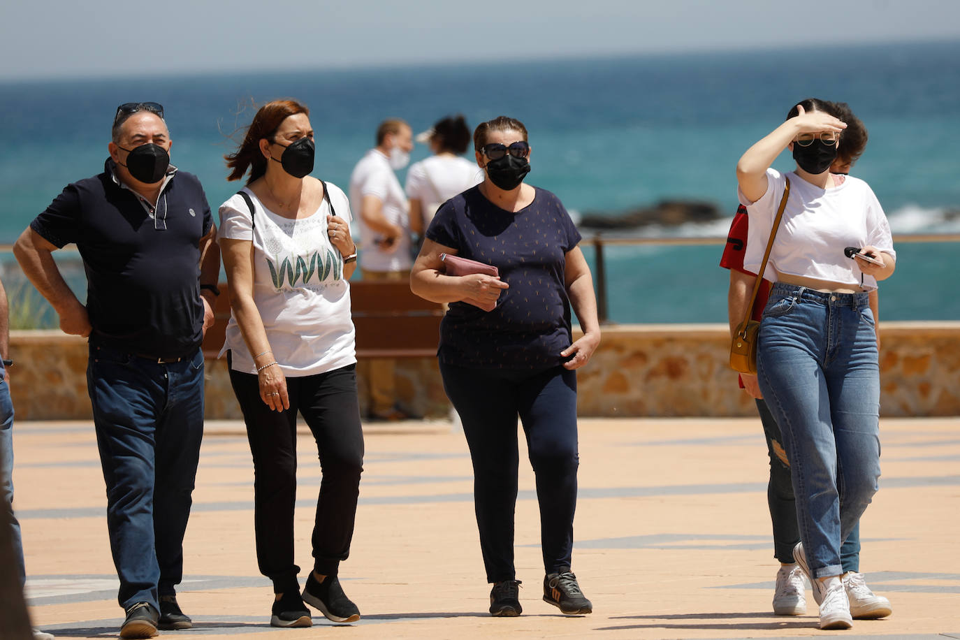 Fotos: Miles de ciudadanos de la Región pasan el día en la playa de Torre de la Horadada