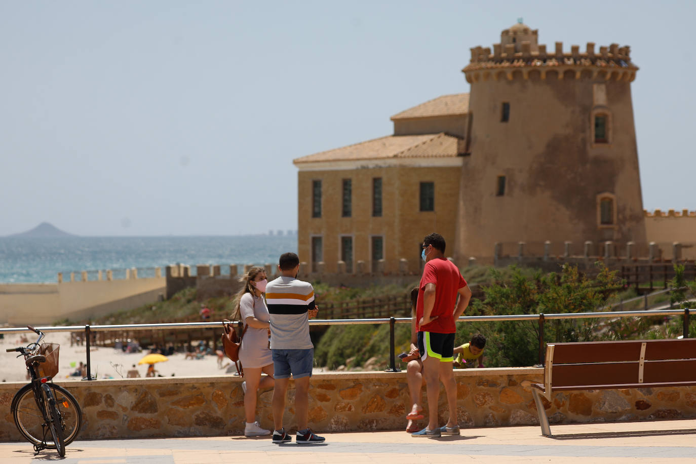 Fotos: Miles de ciudadanos de la Región pasan el día en la playa de Torre de la Horadada