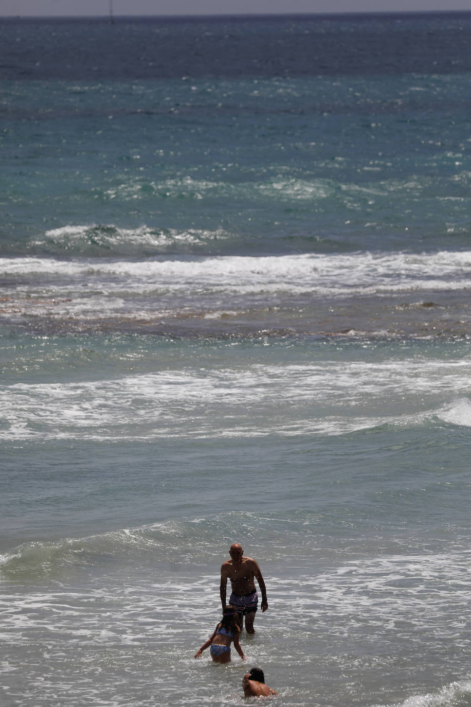 Fotos: Miles de ciudadanos de la Región pasan el día en la playa de Torre de la Horadada