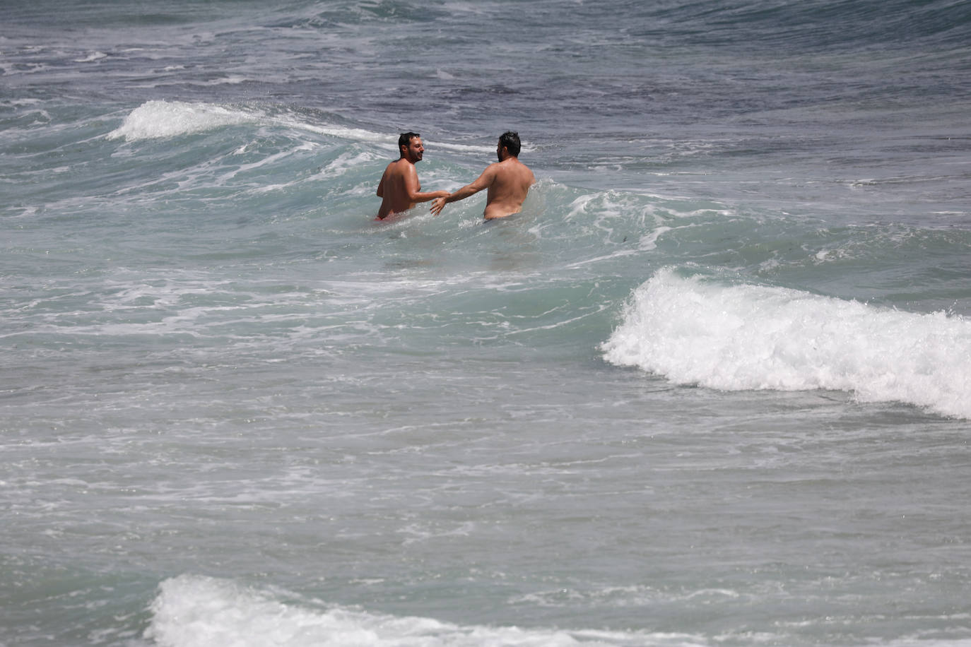 Fotos: Miles de ciudadanos de la Región pasan el día en la playa de Torre de la Horadada