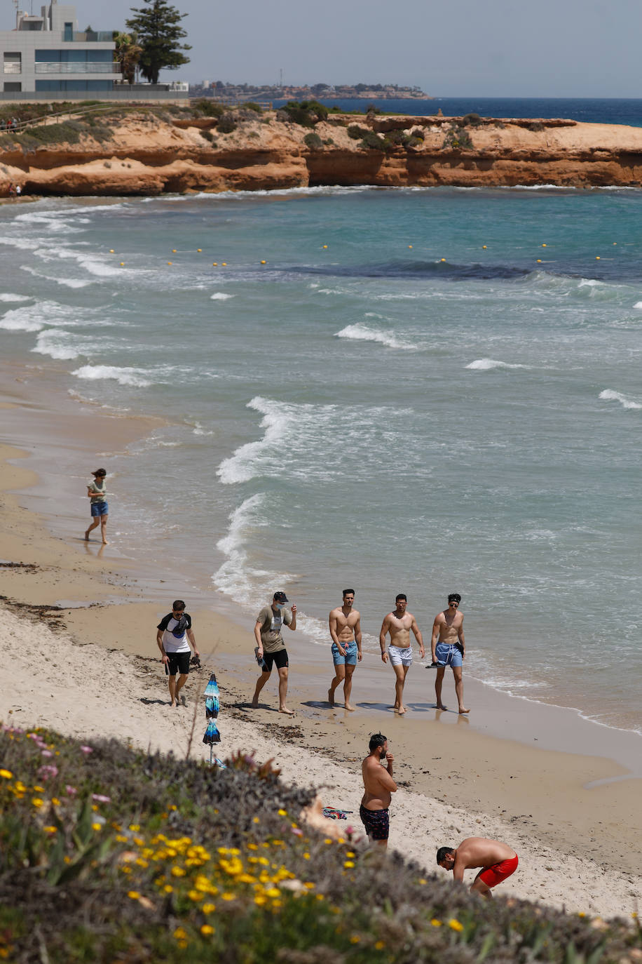 Fotos: Miles de ciudadanos de la Región pasan el día en la playa de Torre de la Horadada