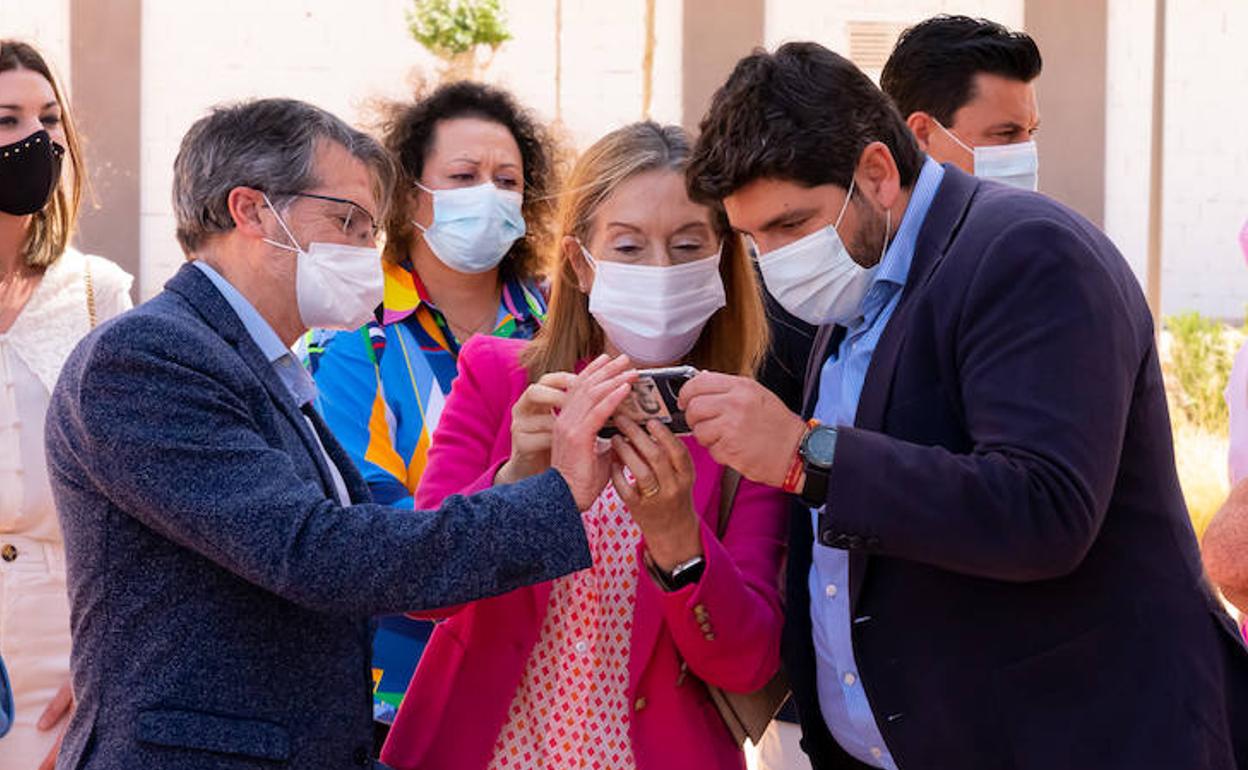 El exalcalde de Lorca, Francisco Jódar, la exministra de Fomento, Ana Pastor, y el presidente de la Región, Fernando López Miras, este domingo, en Lorca.