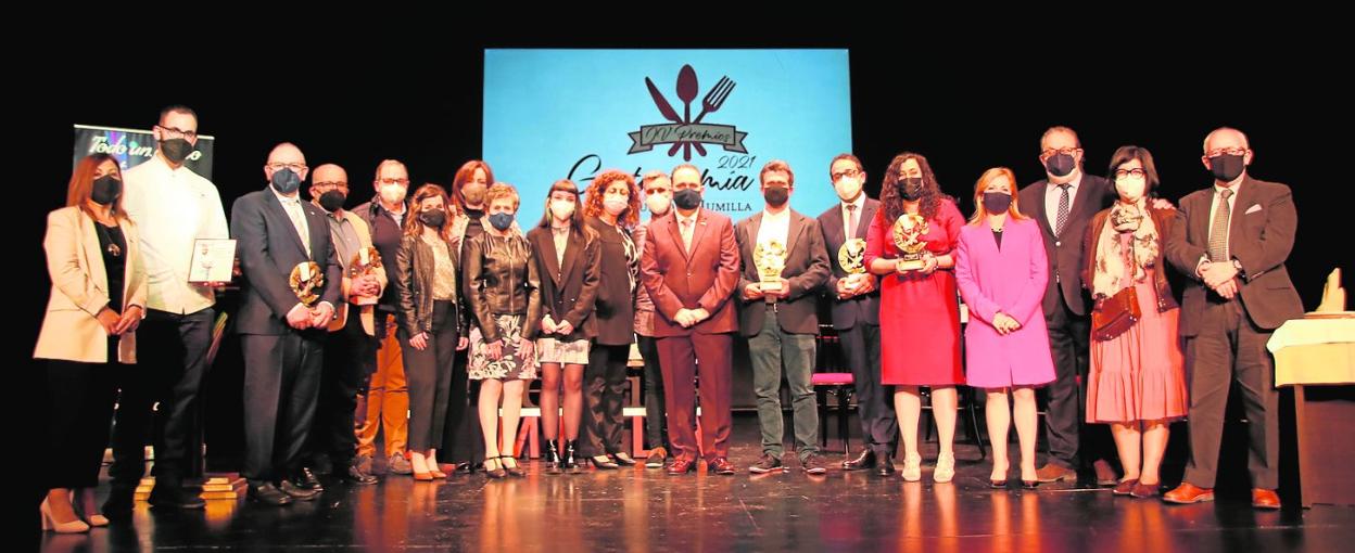 Los premiados, el chef Maiquel (2º i), el presidente del jurado, Pachi Larrosa (d), y componentes del grupo de comunicación 'Siete Días'. 