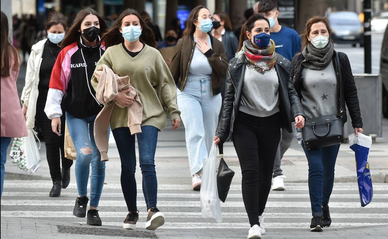 Unas jóvenes pasean con mascarilla por el centro de Murcia, en una imagen de archivo. 