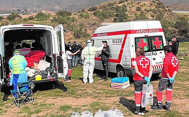 Imagen principal - Arriba, labores de asistencia tras la llegada de una patera a la costa regional; a la izquierda, intervención conjunta de Cruz Roja y la Armada en aguas de Cartagena, el año pasado; y, a la derecha, reparto de alimentos y productos básicos durante el confinamiento a personas solas y aisladas en casa.