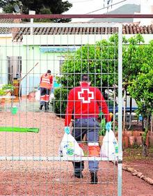 Imagen secundaria 2 - Arriba, labores de asistencia tras la llegada de una patera a la costa regional; a la izquierda, intervención conjunta de Cruz Roja y la Armada en aguas de Cartagena, el año pasado; y, a la derecha, reparto de alimentos y productos básicos durante el confinamiento a personas solas y aisladas en casa.