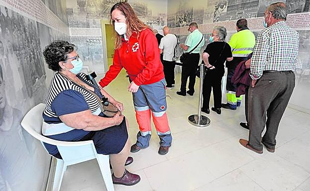 Cruz Roja también está presente en las colas que se forman estos días para la vacunación, como esta de este sábado en Nueva Condomina.