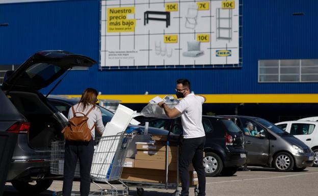 Una pareja de Alicante carga el vehículo con las compras realizadas en Murcia, ayer por la tarde. 